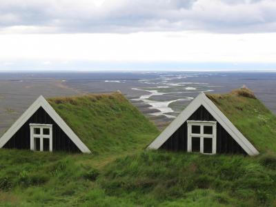 冰岛绿草房子壁纸