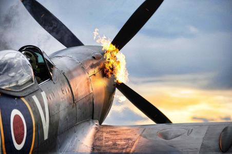 第二次世界大战飞机在火壁纸