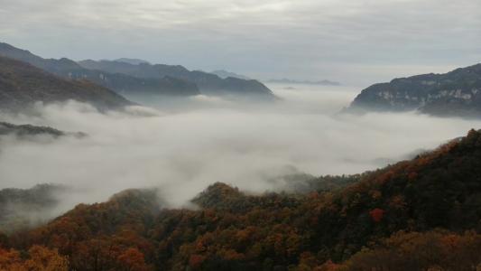 山峰间的云雾美景