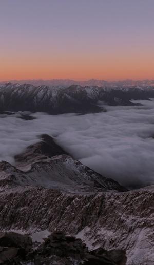 黄昏下的山峰云雾美景