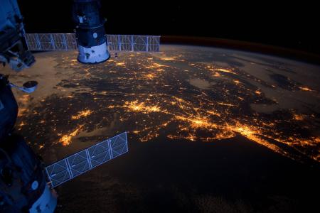 夜间从伊本壁纸的地球视图