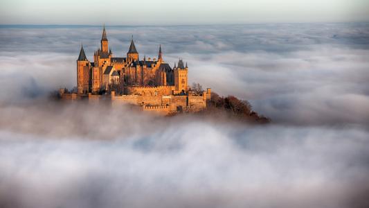 雾气缭绕的霍亨索伦城堡