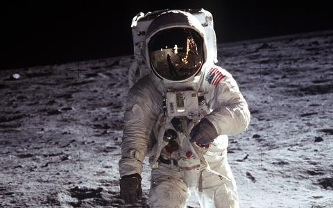 宇航员在月亮壁纸