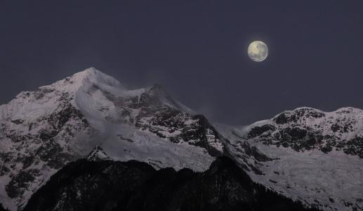 月色下的雪山美景