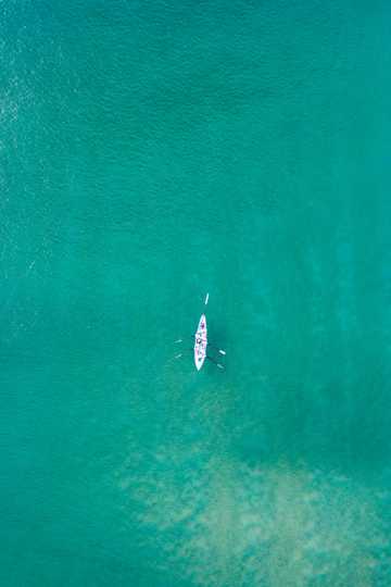 汪洋海洋划皮艇图片