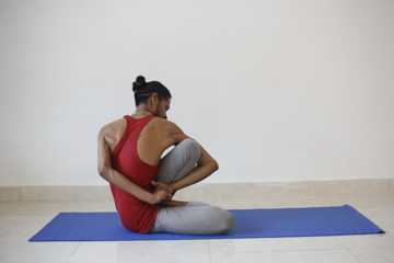 男子瑜伽运动姿势图片