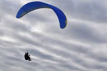 遨游滑翔伞降落图片