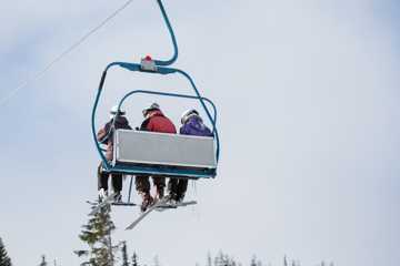 电缆车上的滑雪者图片