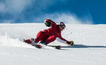 高山滑雪运动高清图片