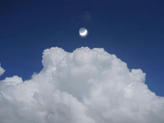 温柔云层上的月亮