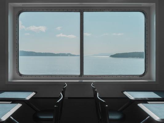 寧靜的列車窗景