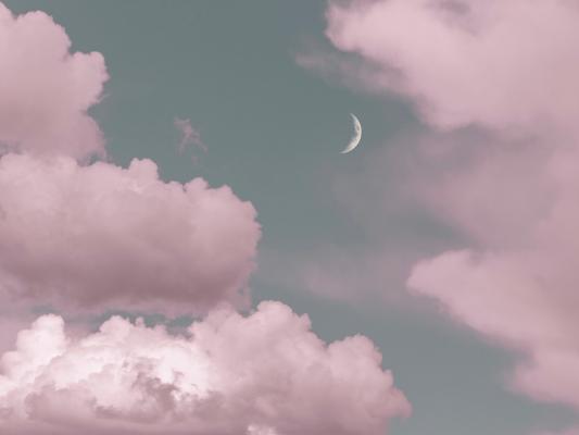 月亮在粉色云朵之間